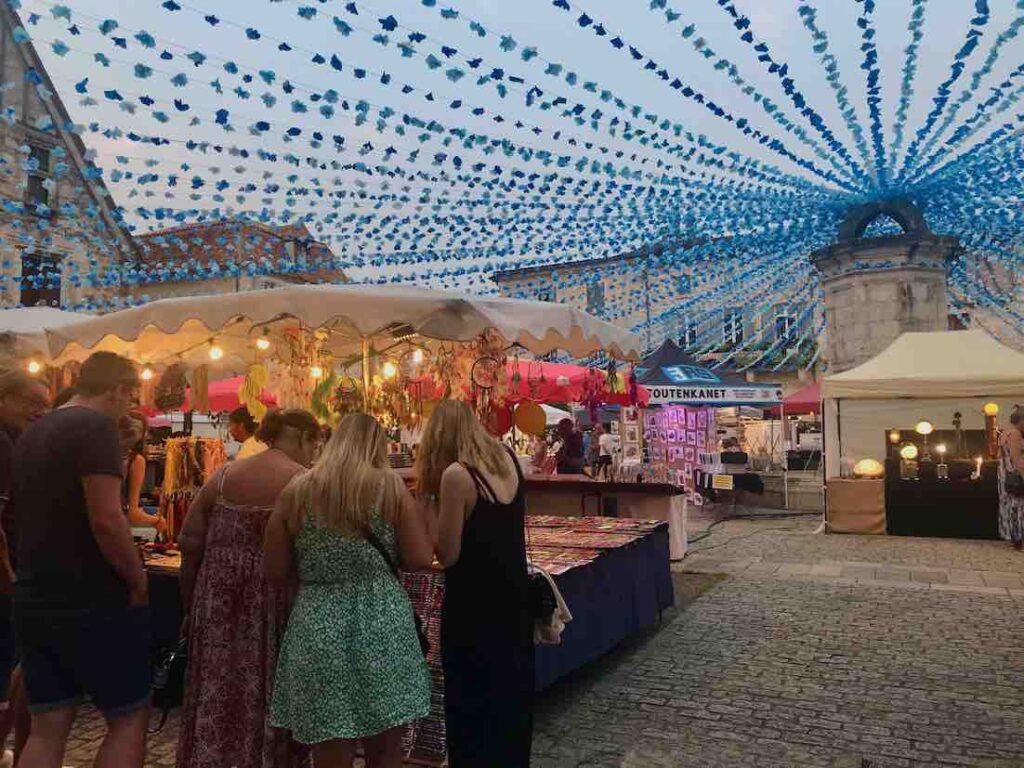 markets full of arts and crafts