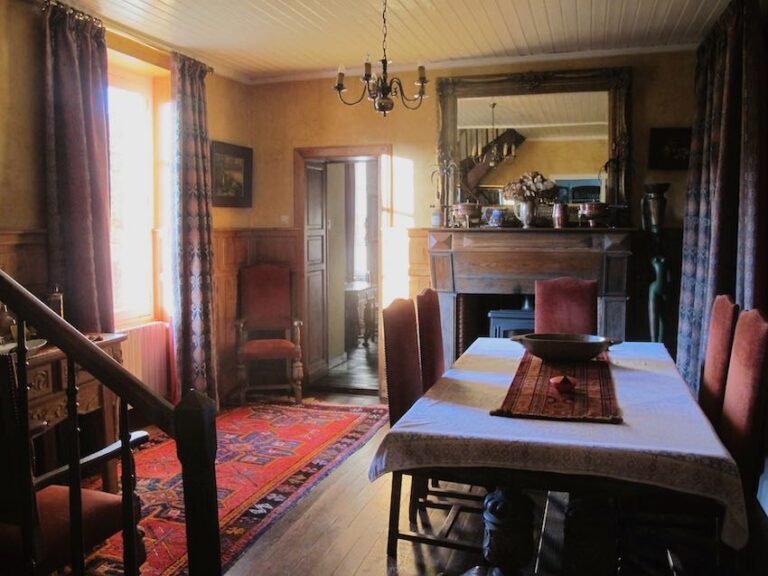warm and inviting dining room
